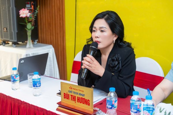 CEO Bùi Thị Hương tại buổi họp báo Yến Helen